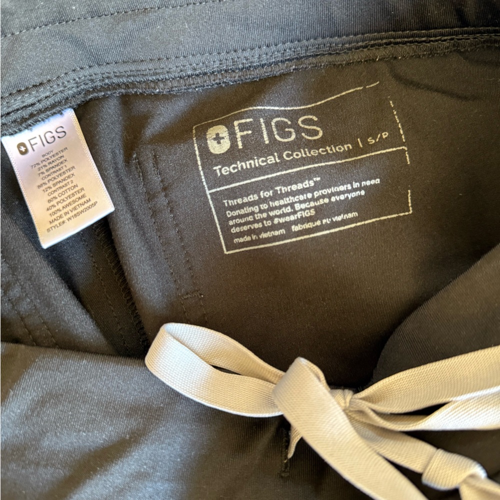FIGS Zamora Jogger Scrub Pants — Black, Size Small Petite - Picture 3 of 3